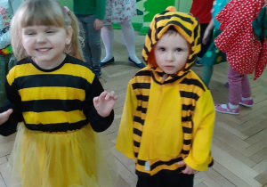 Dzieci przebrane za pszczółki.